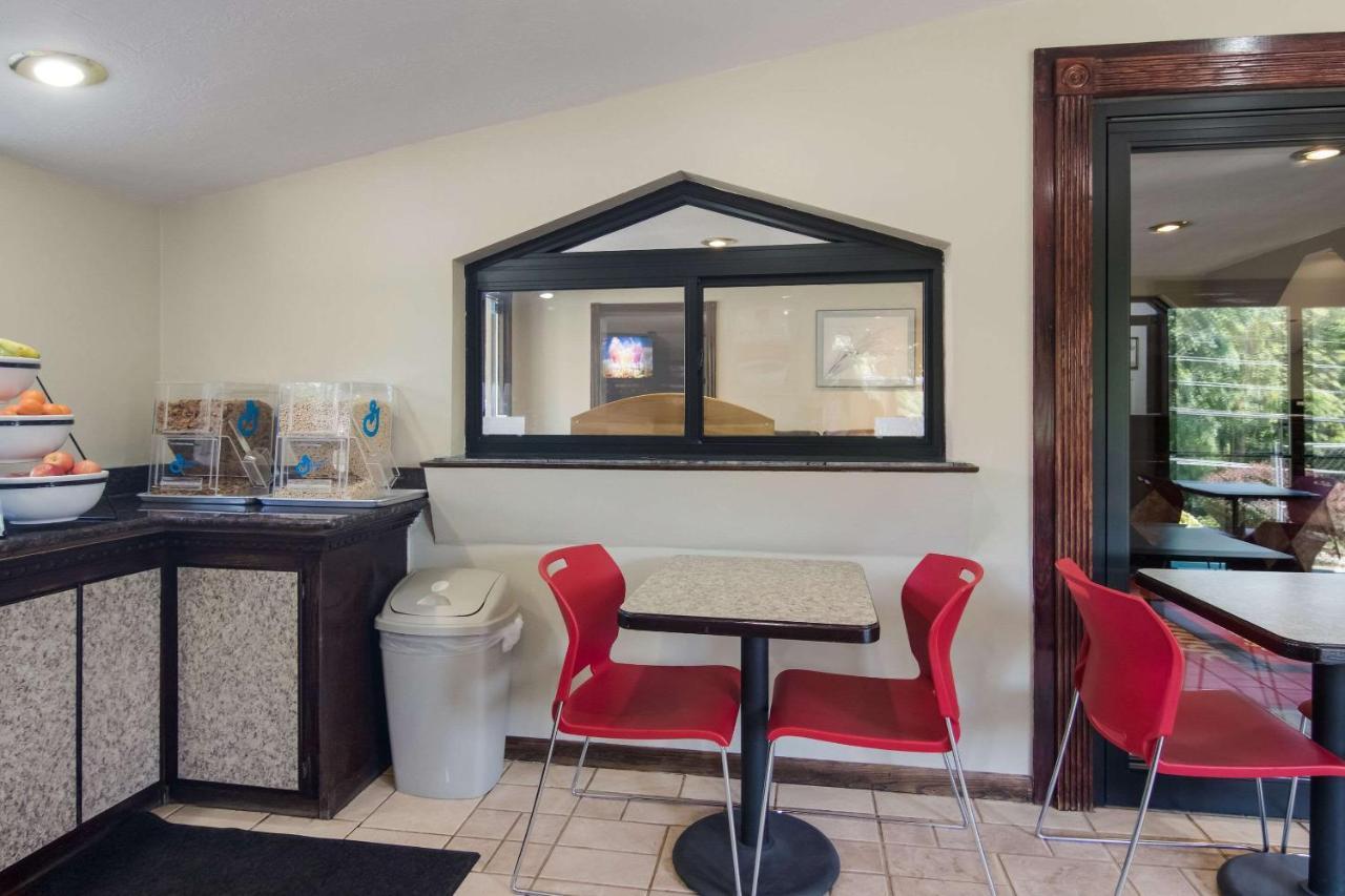 Econo Lodge Pittsburgh I-79 Esterno foto
