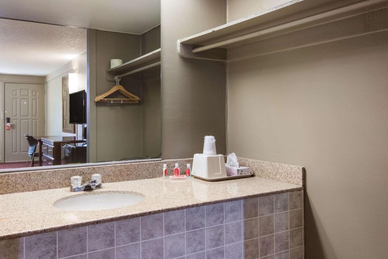 Econo Lodge Pittsburgh I-79 Esterno foto